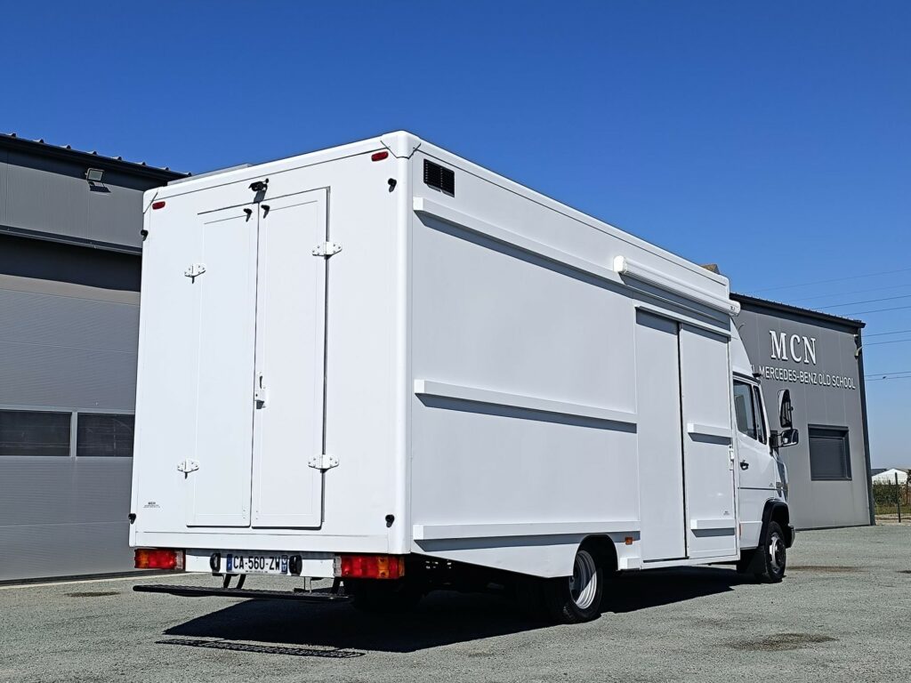 Mercedes 512 Vario VL caisse UPS 30 m3